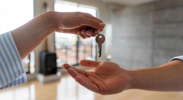 Baleares aprueba medidas para facilitar la adquisición de viviendas Baleares aprueba medidas para luchar contra la precariedad en el acceso a la vivienda. Imagen de las manos de un agente inmobiliario dando las llaves a un señor