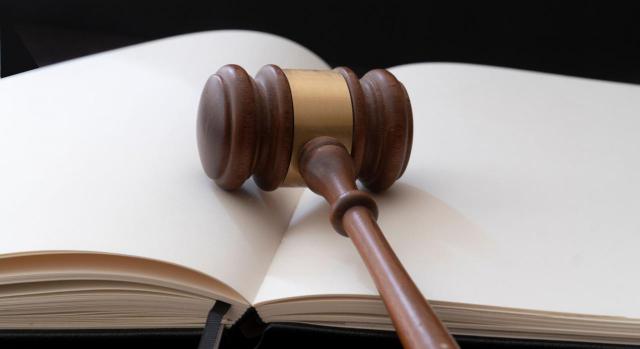 El Tribunal Supremo anula una sentencia absolutoria de un empresario por delitos fiscales y ordena repetir el juicio por un tribunal distinto. Imagen de un mazo sobre un cuaderno con hojas en blanco