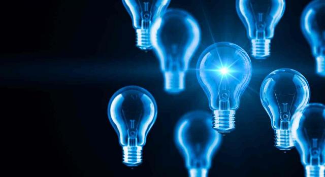 Fiscalidad energética canarias Fiscalidad energética canarias. Varias bombillas sobre fondo oscuro y una de ellas encendida