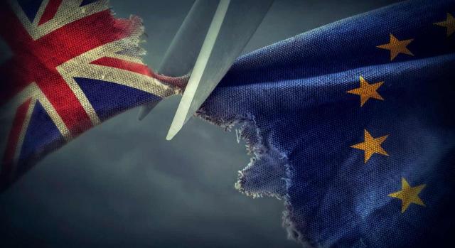 Brexit. Tributación de los intereses cobrados por los establecimientos permanentes ubicados en Reino Unido Brexit. Imagen de las banderas de Reino Unido y Unión Europea separadas por tijeras