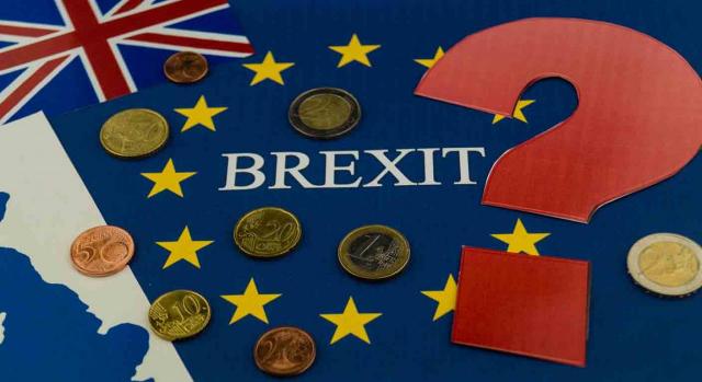 Devolución IVA Brexit Devolución IVA Brexit. Palabra Brexit sobre la bandera del Reino Unido, la CEE, unas monedas y un signo de interrogación