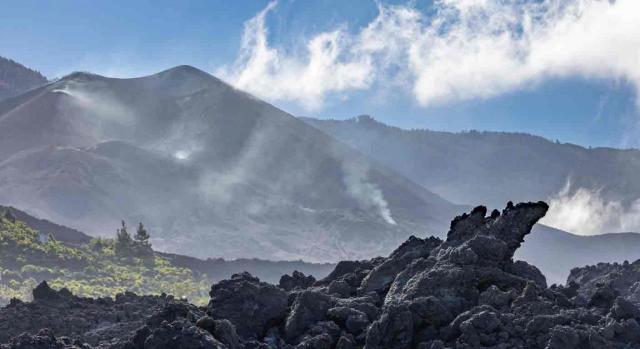 Prorroga aplicación tipo cero IGIG La Palma Covid 19 Prorroga aplicación tipo cero IGIG La Palma Covid 19. Vista del volcán Cumbre Vieja de la isla de La Palma echando humo