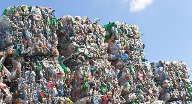 Medidas fiscales para incentivar la economía circular Aprobados dos nuevos impuestos: sobre los envases de plástico no reutilizable y sobre el depósito de residuos en vertederos, la incineración y la coincineración de residuos. Imagen de unos montones de botellas aplastadas para reciclar