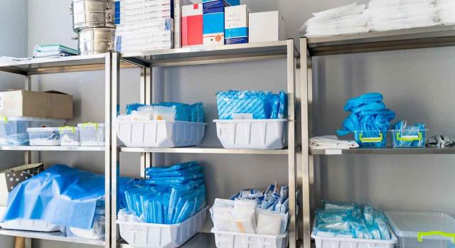 Igic material sanitario Igic material sanitario. Estantería con material sanitario