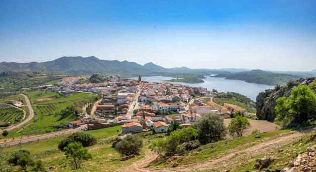Extremadura favorece fiscalmente las zonas rurales Extremadura favorece fiscalmente las zonas rurales. Imagen de Pueblo de Alange con pantano en el fondo