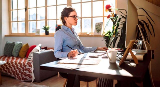 Ley del trabajo a distancia: medidas tributarias Ley del trabajo a distancia: medidas tributarias. Imagen de una chica teletrabajando desde el salón de su casa