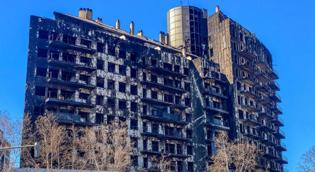 Medidas fiscales favorables reconocidas a las víctimas del incendio ocurrido en Valencia en 2024. Imagen del edificio quemado del incendio de Valencia en 2024