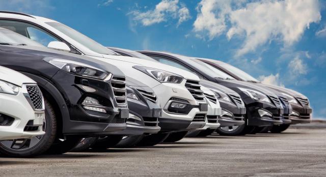 Precios medios de venta para 2024 aplicables en la gestión del ITP y AJD, ISD e IE sobre Determinados Medios de Transporte. Imagen de muchos coches juntos